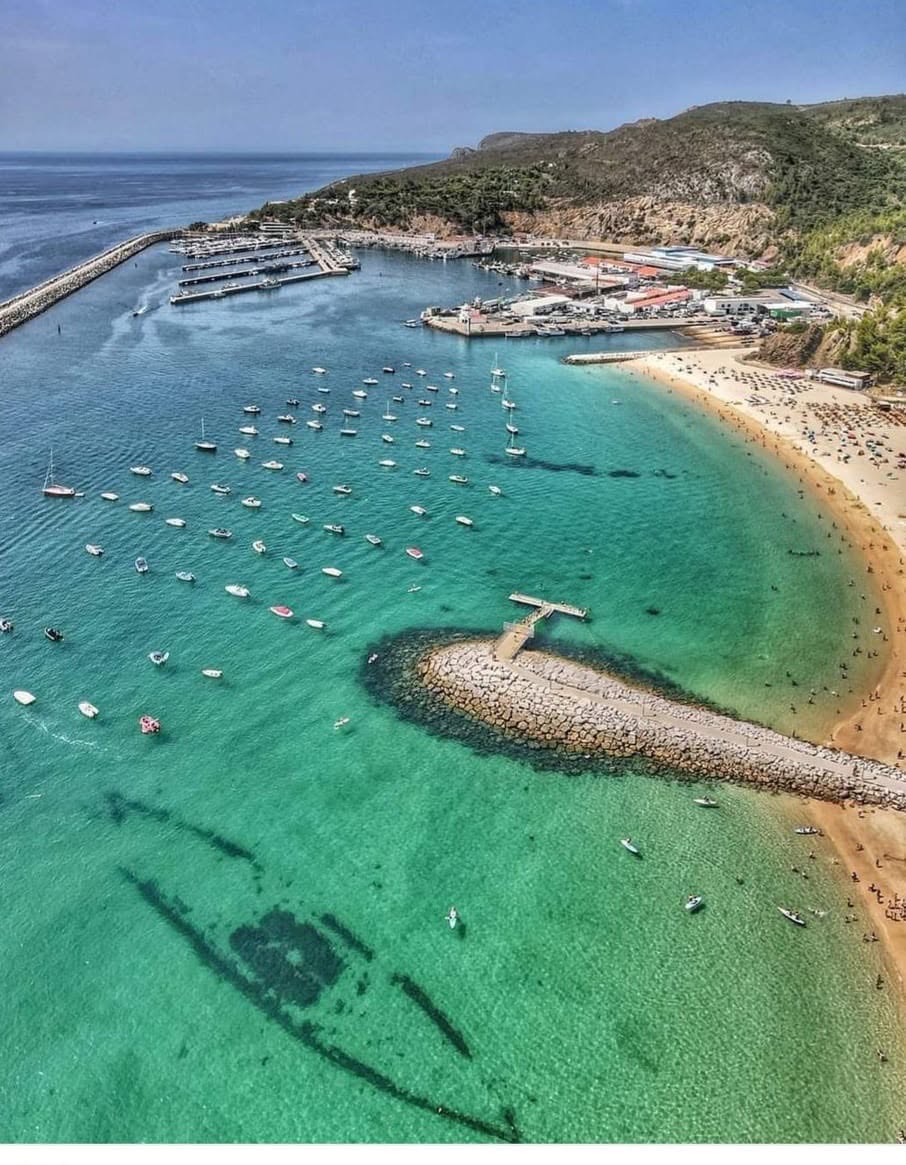 Vista aérea do mar e do porto de Sesimbra